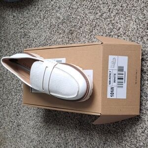 Journee collection white lug flats